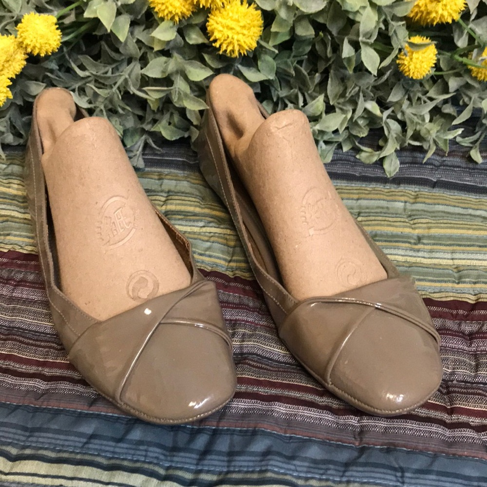 Versatile flats in neutral color